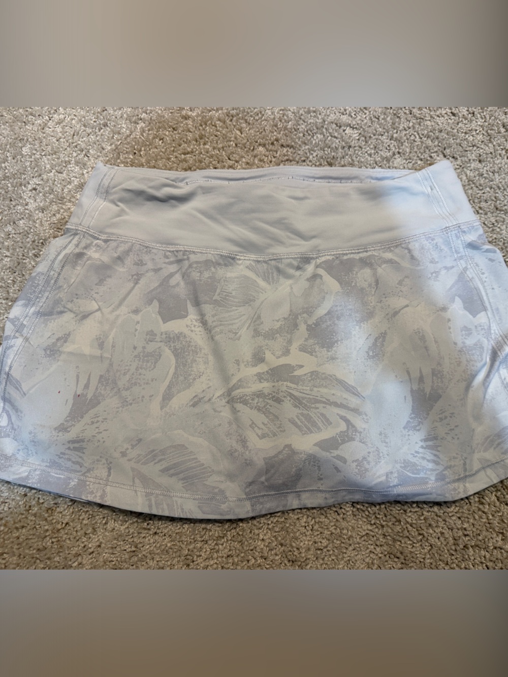 Lululemon Women’s Light Gray Printed Skirt size 6